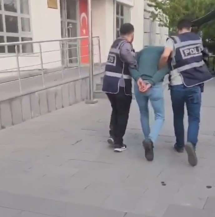 Sosyal medyada silahlı fotoğrafını paylaşan şahıs yakalandı