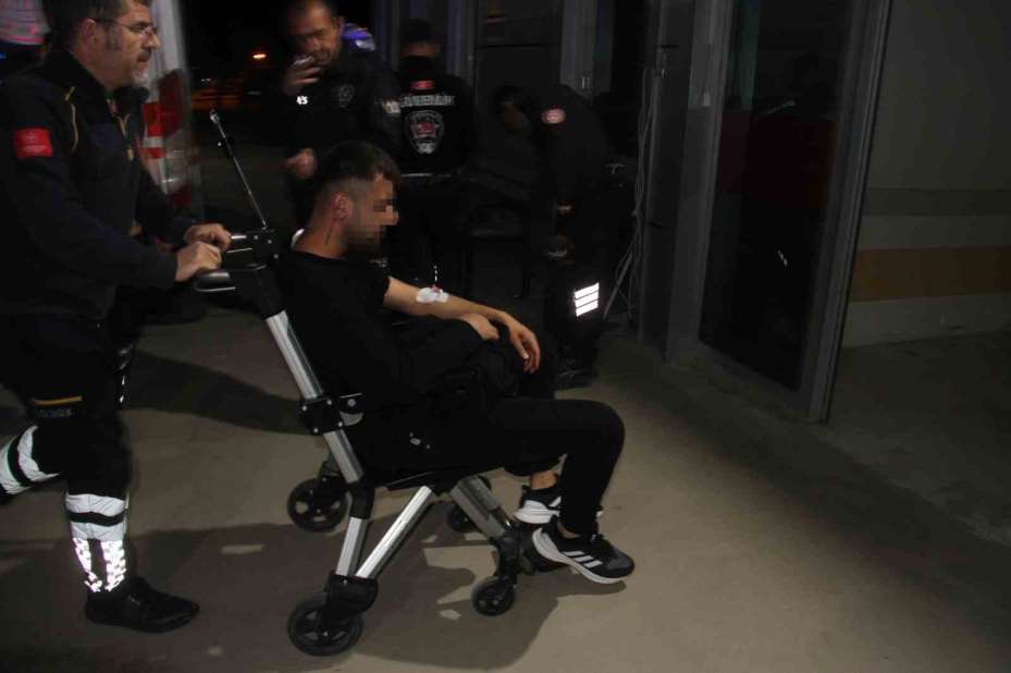 Parkta gençler arasında çıkan bıçaklı kavgada 1 kişi yaralandı