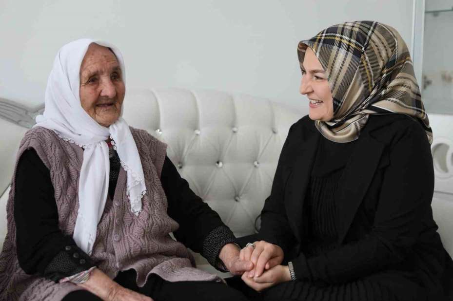 Başkan Çolakbayrakdar’dan 109 yaşındaki Şemşi Nine’ye Anneler Günü sürprizi