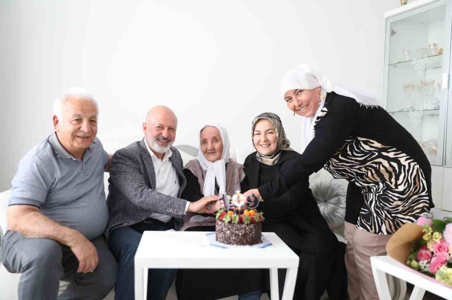 Başkan Çolakbayrakdar’dan 109 yaşındaki Şemşi Nine’ye Anneler Günü sürprizi