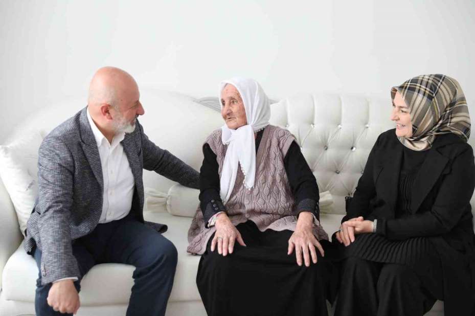 Başkan Çolakbayrakdar’dan 109 yaşındaki Şemşi Nine’ye Anneler Günü sürprizi