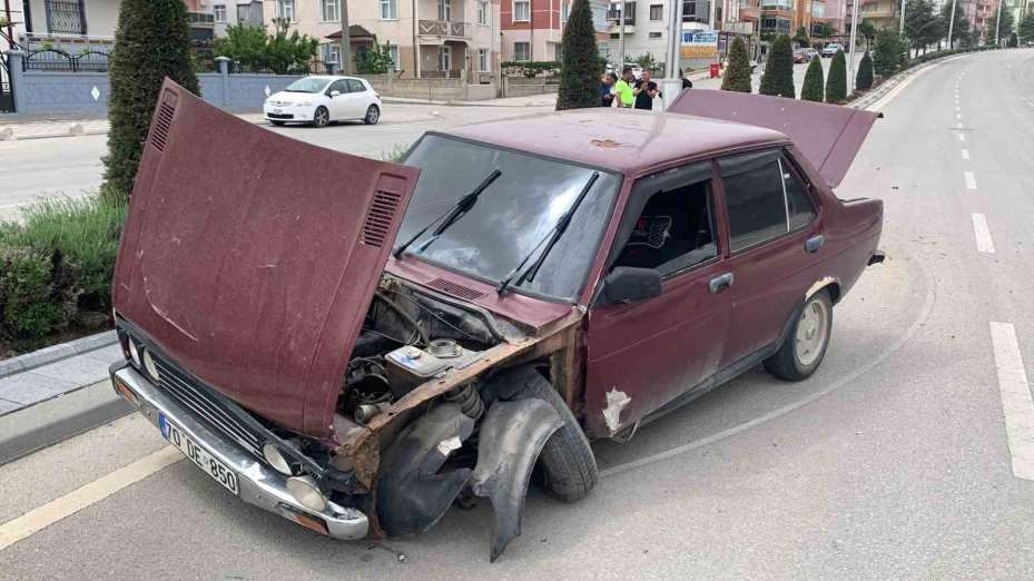 Aydınlatma direğine çarpan otomobil orta refüjü aşarak karşı şeride geçti