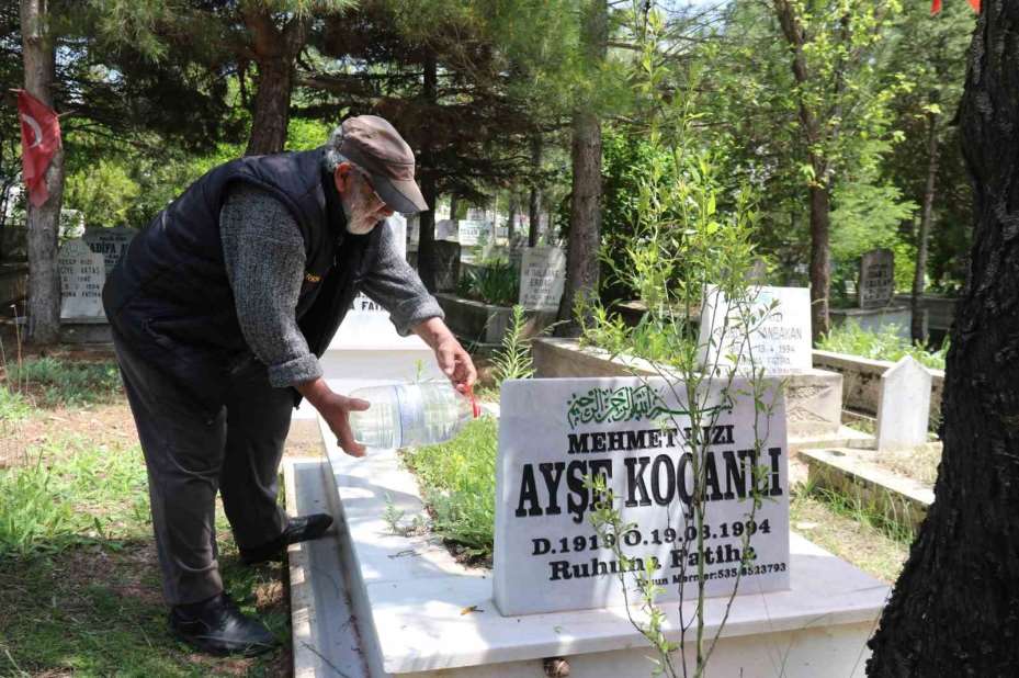 Anneler Günü’nü bebeğinin mezar taşını öperek geçirdi