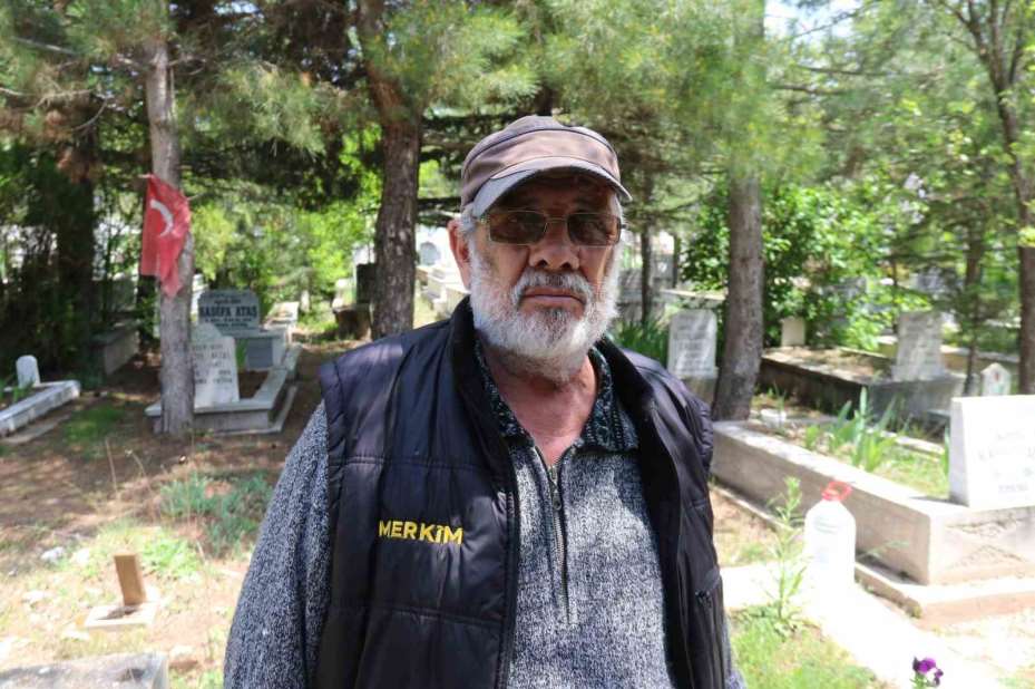 Anneler Günü’nü bebeğinin mezar taşını öperek geçirdi
