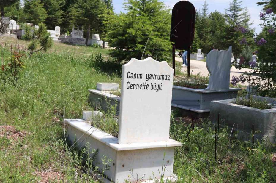 Anneler Günü’nü bebeğinin mezar taşını öperek geçirdi