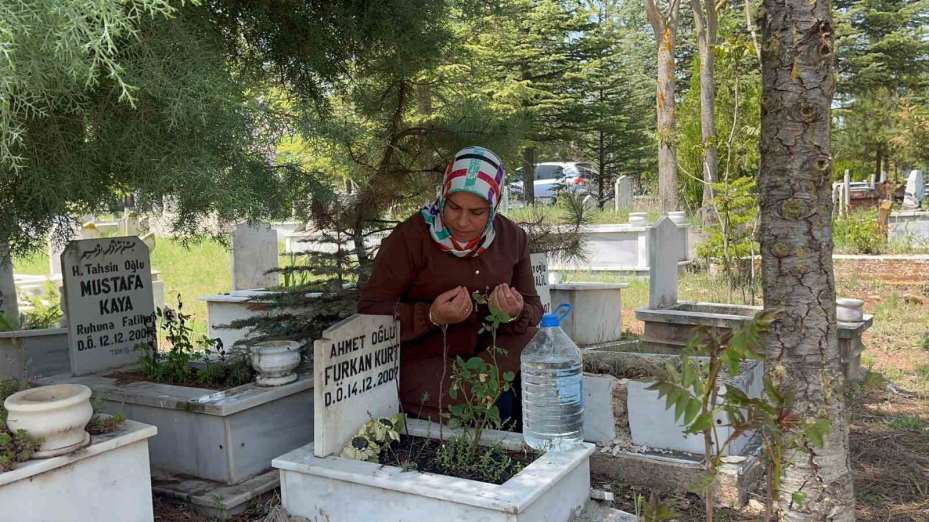 Anneler Günü’nü bebeğinin mezar taşını öperek geçirdi