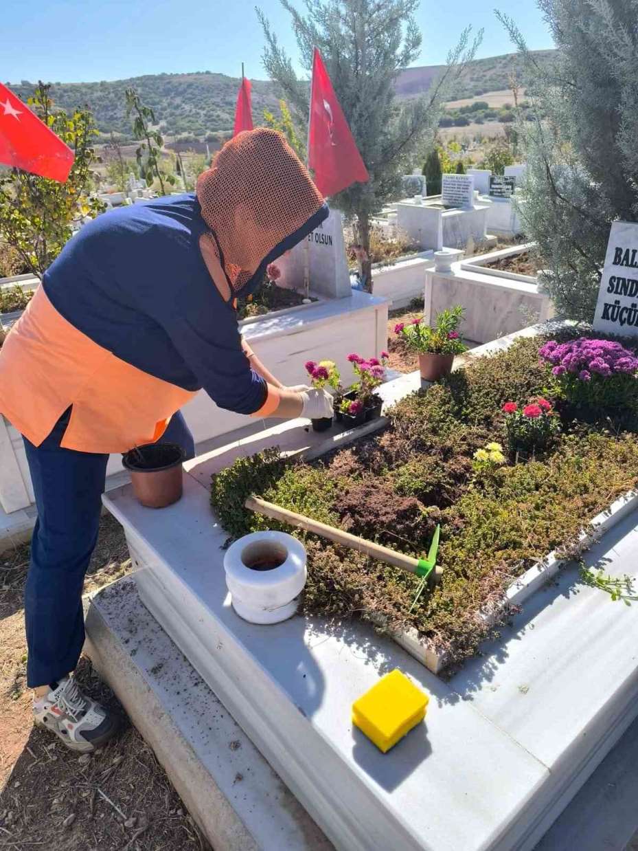 Anneler Günü’nde mezarlıkları yeşillendirdiler
