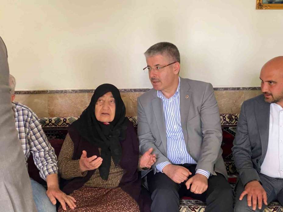 Çopuroğlu’ndan, en yaşlı AK Parti üyesine Anneler Günü sürprizi