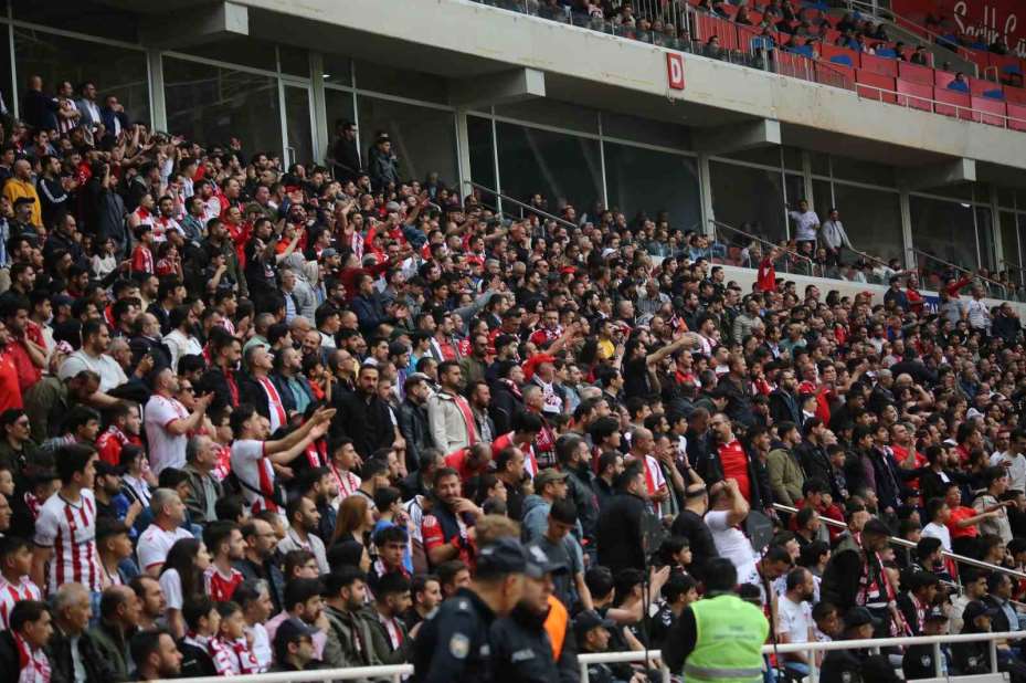 Sivassporlu taraftarlar, Bodrum FK maçına ilgi gösterdi
