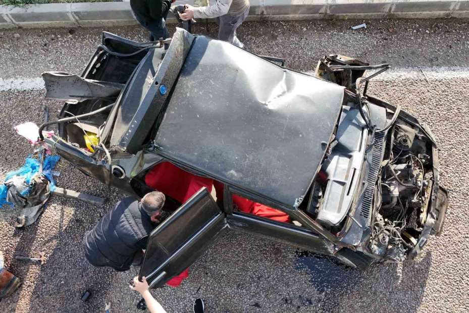 Anneler Günü’nde yürek yakan kaza: Hurdaya dönen otomobildeki kadın hayatını kaybetti