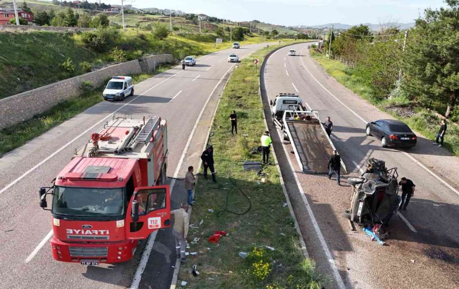 Anneler Günü’nde yürek yakan kaza: Hurdaya dönen otomobildeki kadın hayatını kaybetti