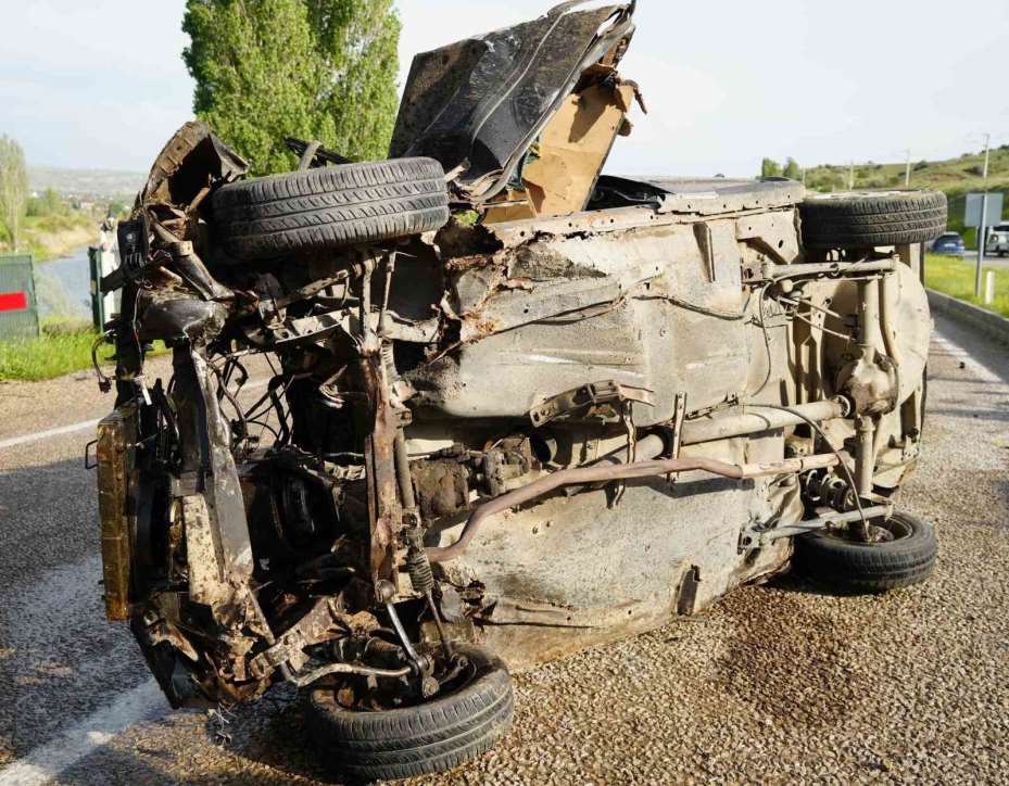 Anneler Günü’nde yürek yakan kaza: Hurdaya dönen otomobildeki kadın hayatını kaybetti