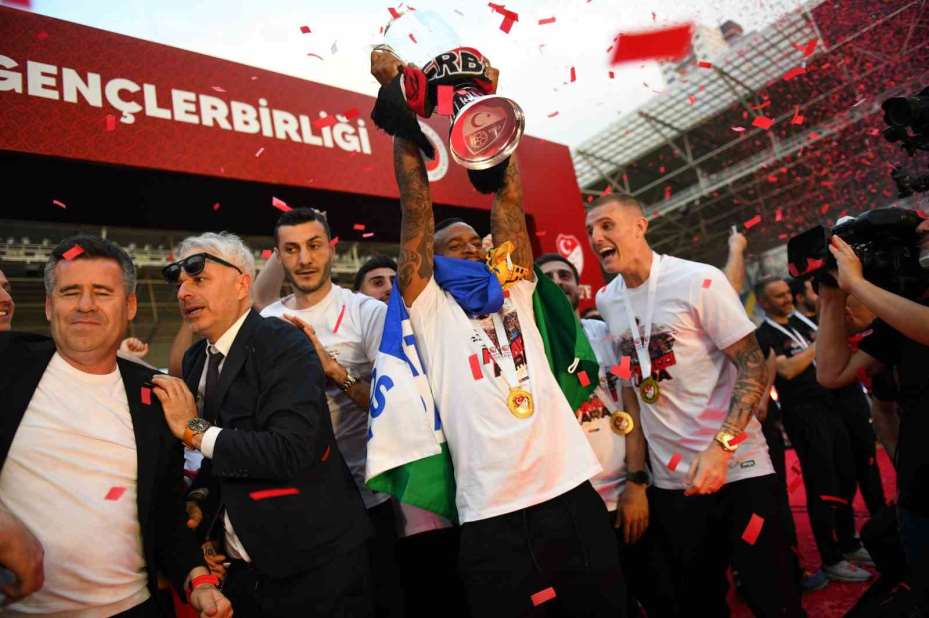 Süper Lig’e yükselen Gençlerbirliği, kupasını aldı