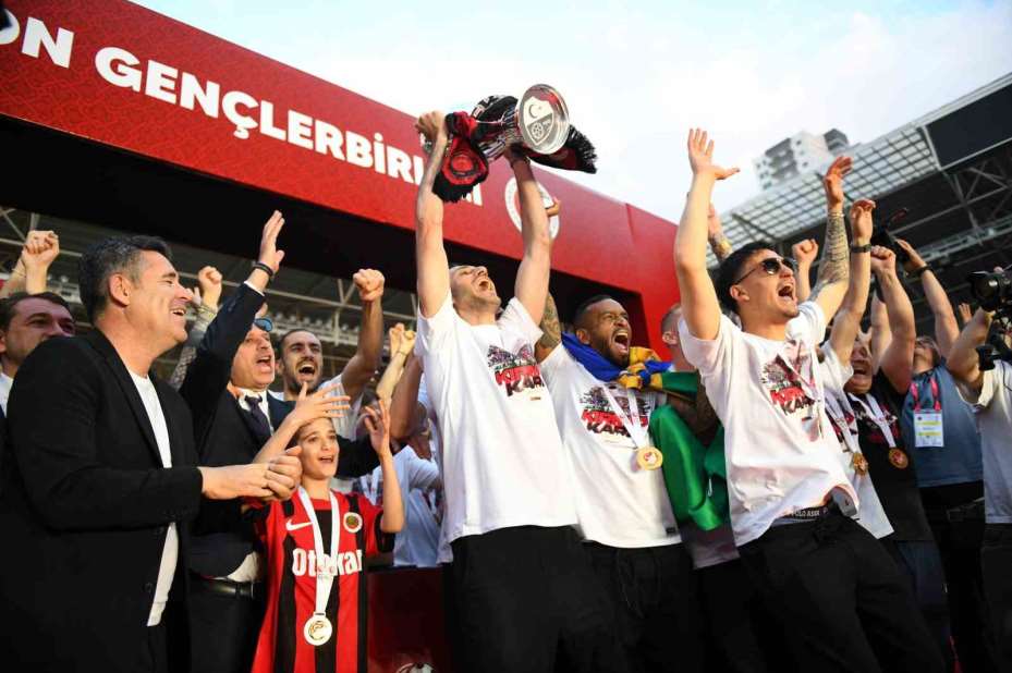 Süper Lig’e yükselen Gençlerbirliği, kupasını aldı
