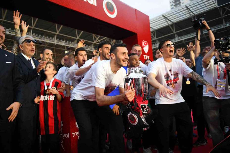 Süper Lig’e yükselen Gençlerbirliği, kupasını aldı
