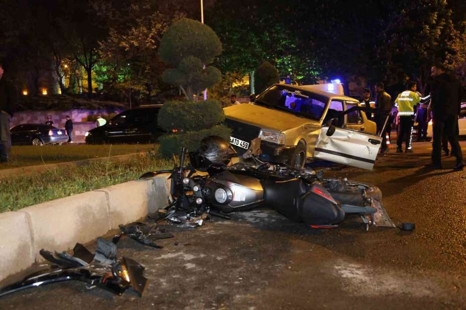Alkollü otomobil sürücüsü motosiklete çarptı: 1 ağır, 3 yaralı
