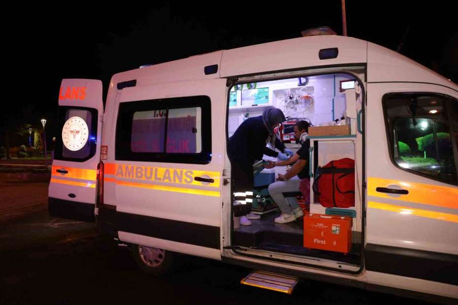 Alkollü otomobil sürücüsü motosiklete çarptı: 1 ağır, 3 yaralı