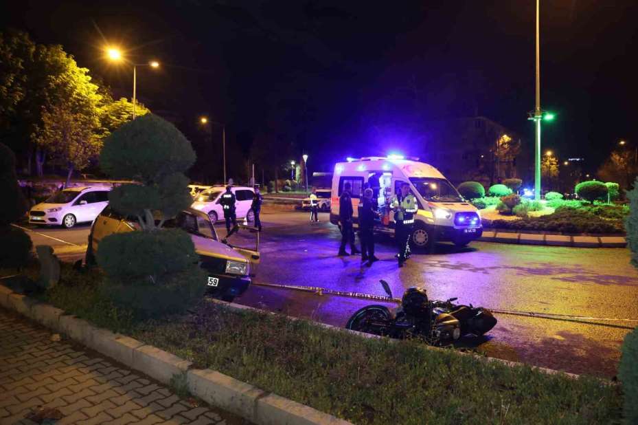 Alkollü otomobil sürücüsü motosiklete çarptı: 1 ağır, 3 yaralı