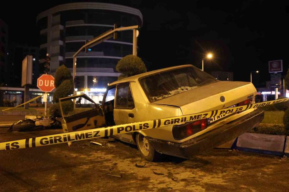 Alkollü otomobil sürücüsü motosiklete çarptı: 1 ağır, 3 yaralı