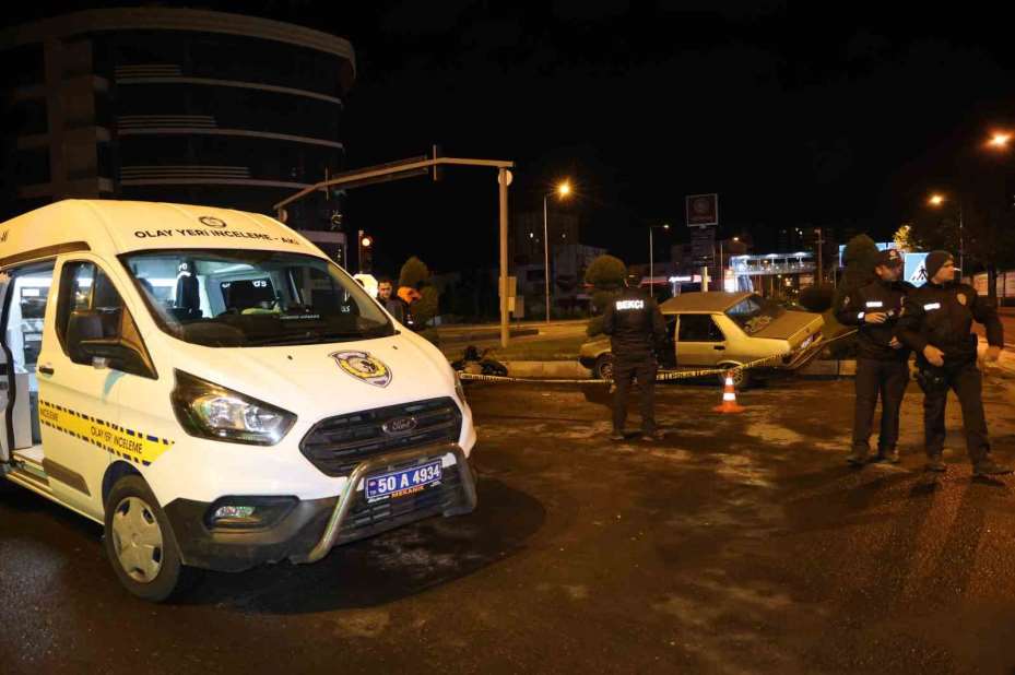 Alkollü otomobil sürücüsü motosiklete çarptı: 1 ağır, 3 yaralı