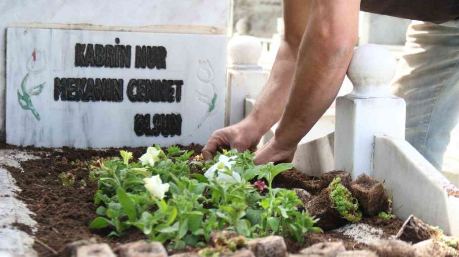 300 mezara gözü gibi bakıyor, Avrupa’dan müşterileri var