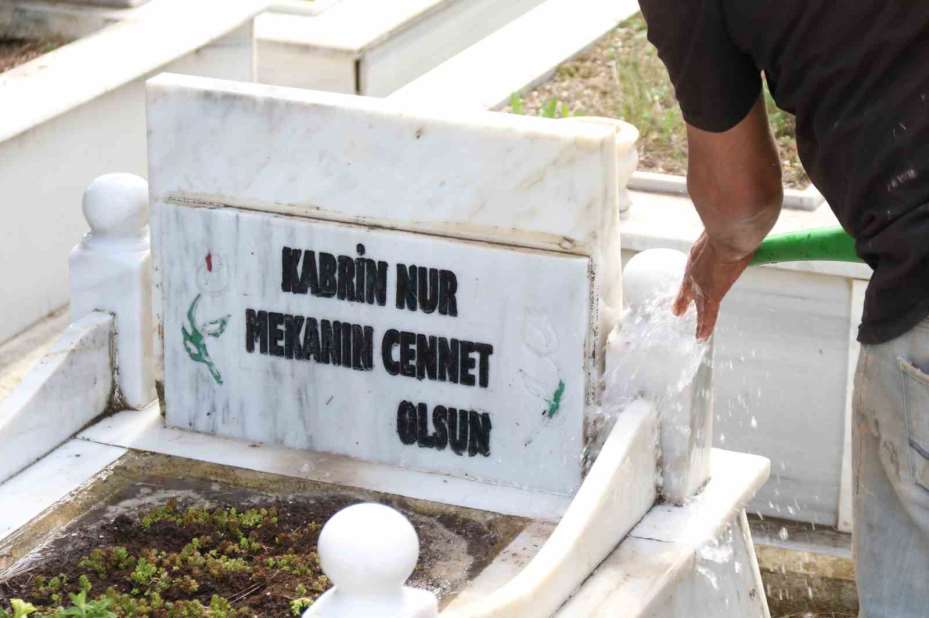 300 mezara gözü gibi bakıyor, Avrupa’dan müşterileri var