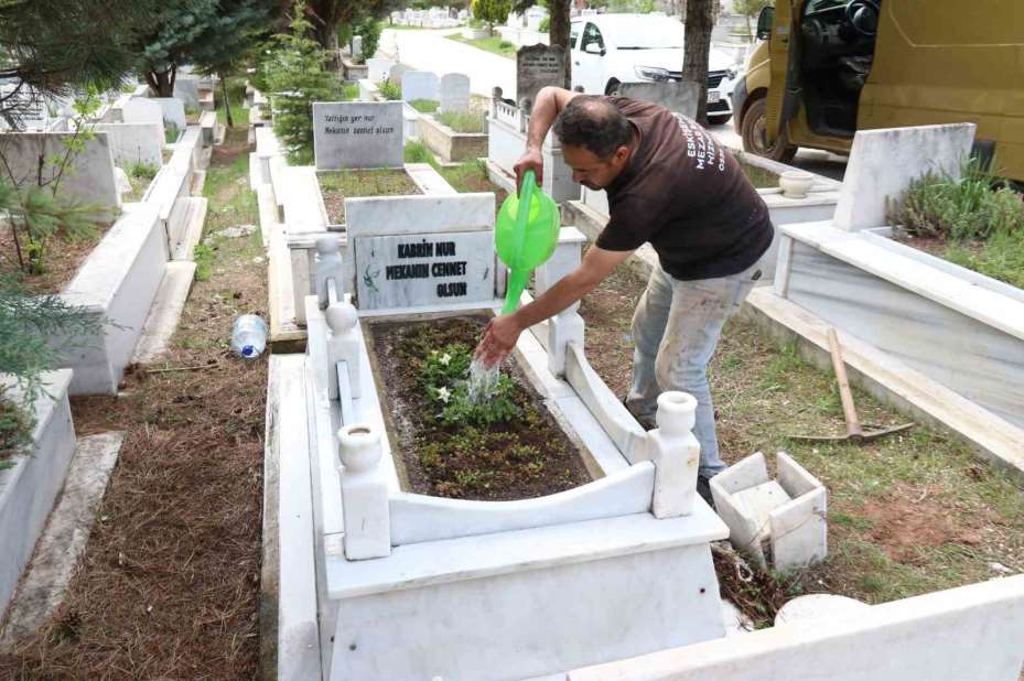 300 mezara gözü gibi bakıyor, Avrupa’dan müşterileri var