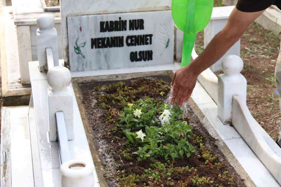 300 mezara gözü gibi bakıyor, Avrupa’dan müşterileri var
