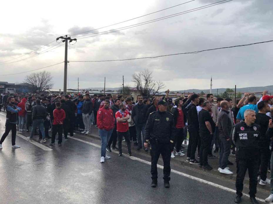 Sivasspor taraftarından tesislerin önünde protesto