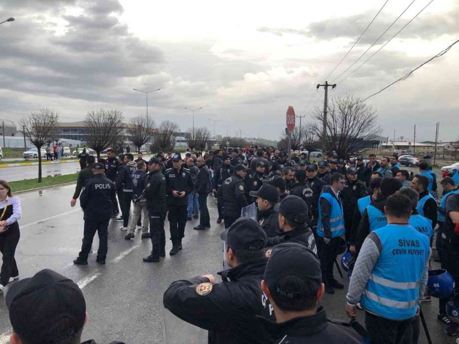 Sivasspor taraftarından tesislerin önünde protesto