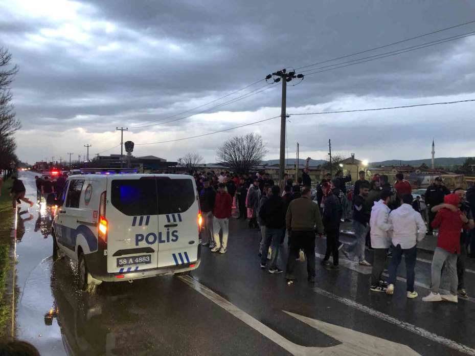 Sivasspor taraftarından tesislerin önünde protesto