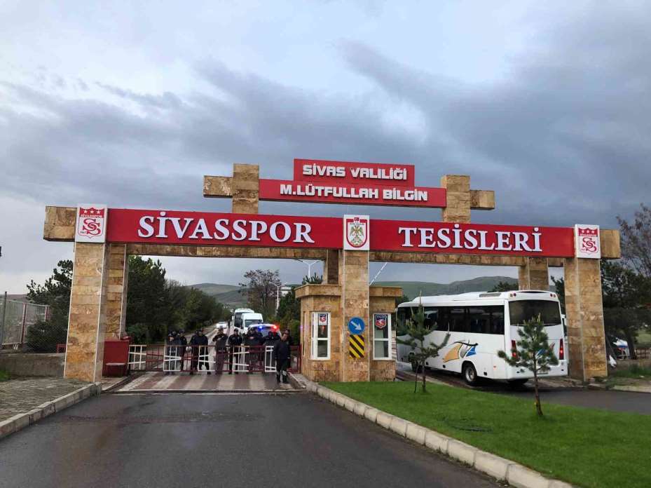 Sivasspor taraftarından tesislerin önünde protesto