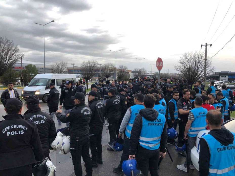 Sivasspor taraftarından tesislerin önünde protesto