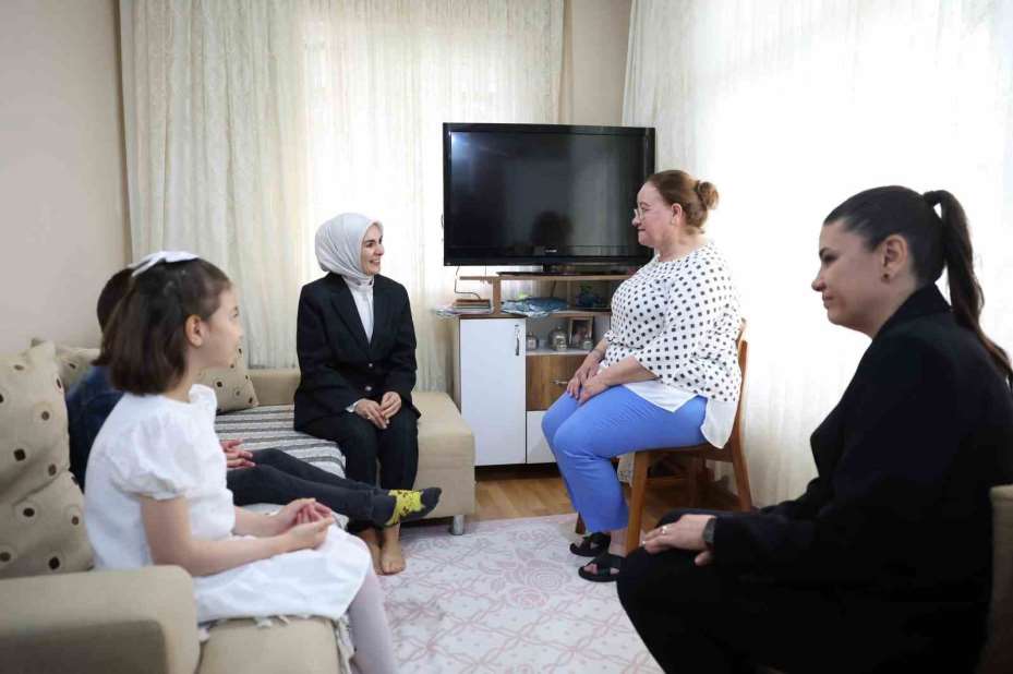 Bakan Göktaş’tan devlet korumasındaki çocukların gönüllü annesi Gürel’e Anneler Günü ziyareti