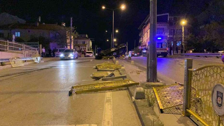 Kontrolden çıkan otomobil demir korkuluğa çarparak ters döndü