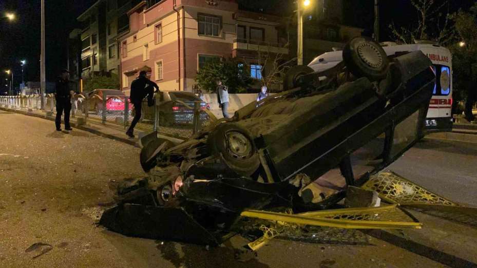Kontrolden çıkan otomobil demir korkuluğa çarparak ters döndü