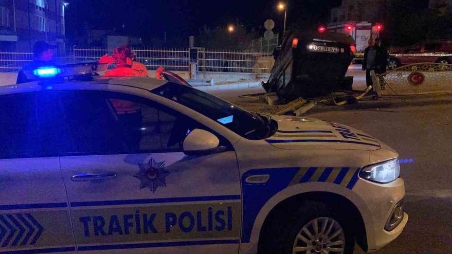 Kontrolden çıkan otomobil demir korkuluğa çarparak ters döndü