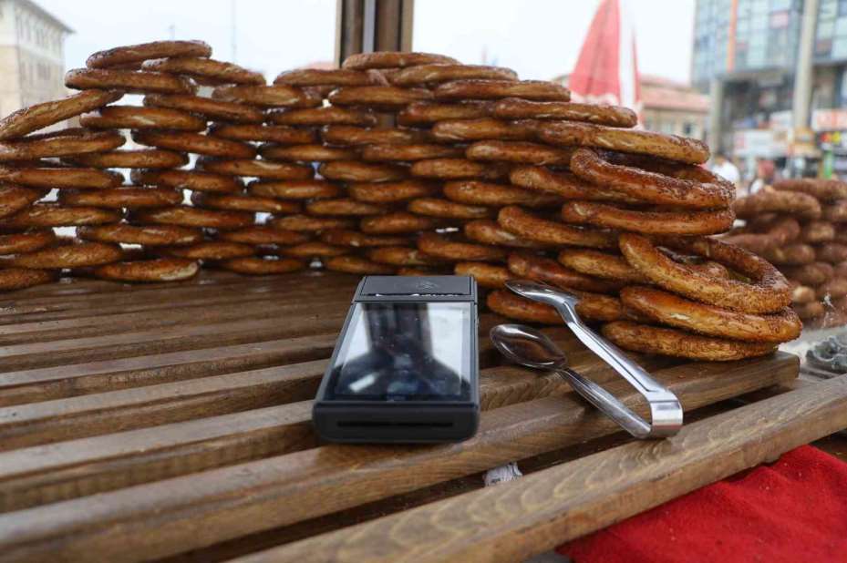 Seyyar simit tezgâhına POS cihazı koydu