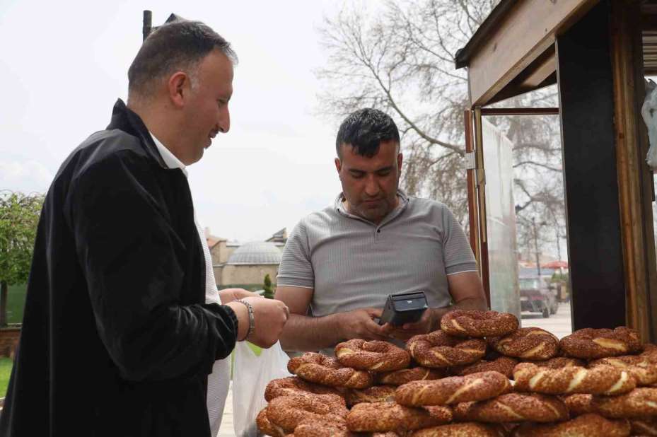 Seyyar simit tezgâhına POS cihazı koydu