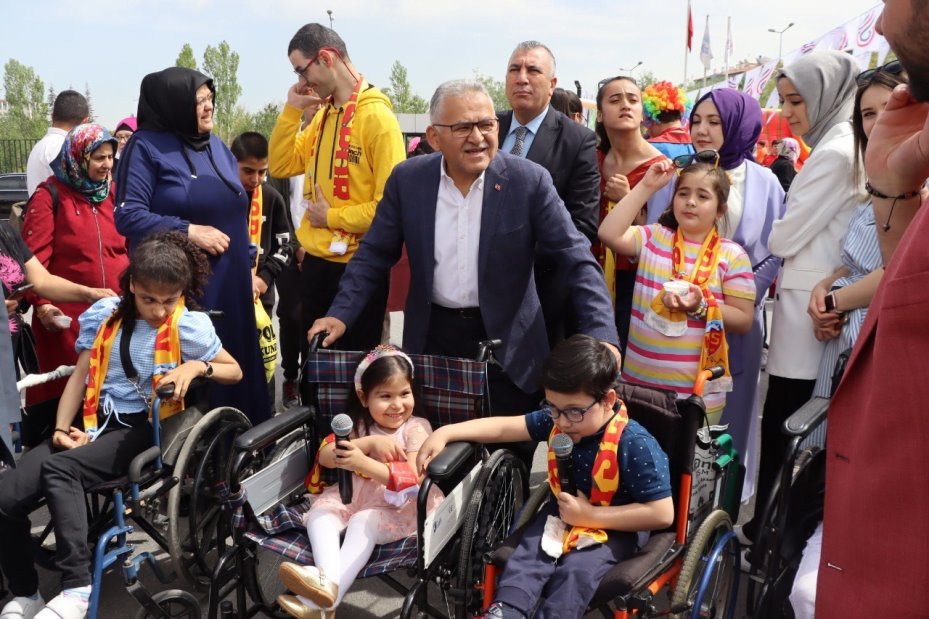 Başkan Büyükkılıç, engelliler için özel hizmetleri sıraladı