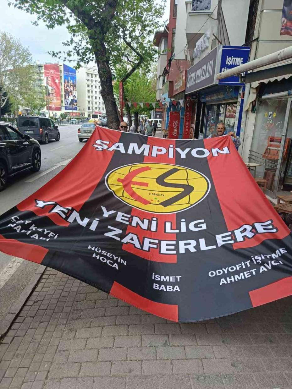 Esnaf kendi imkanlarıyla dev Eskişehirspor bayrağı yaptırdı