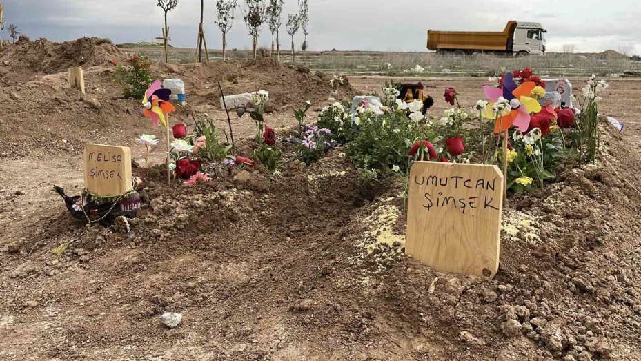 İki evladını cinayete kurban veren anne, mezarlarını ziyaret etti