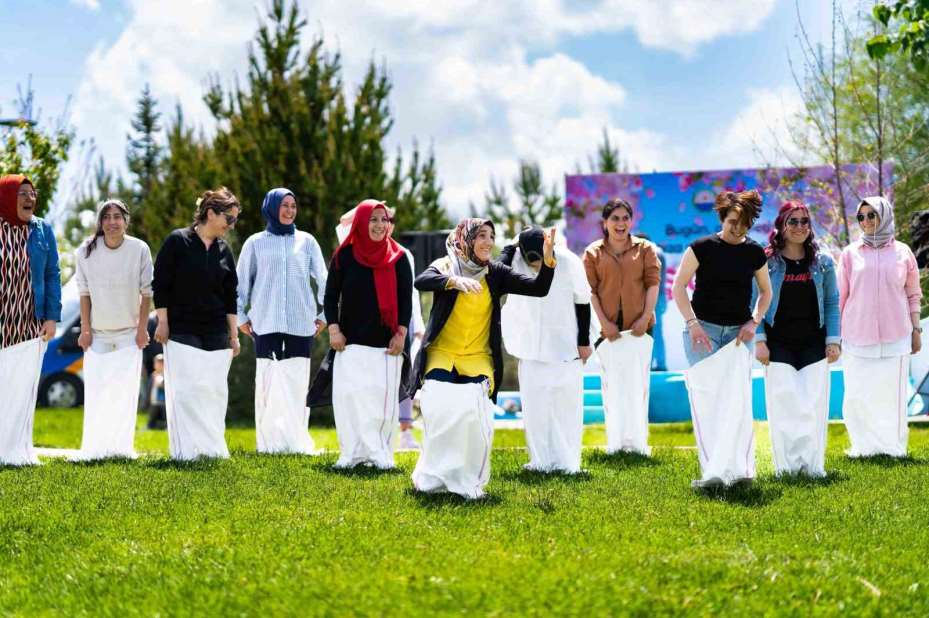 Gölbaşı’nda anneler günü kutlamaları renkli görüntülere sahne oldu