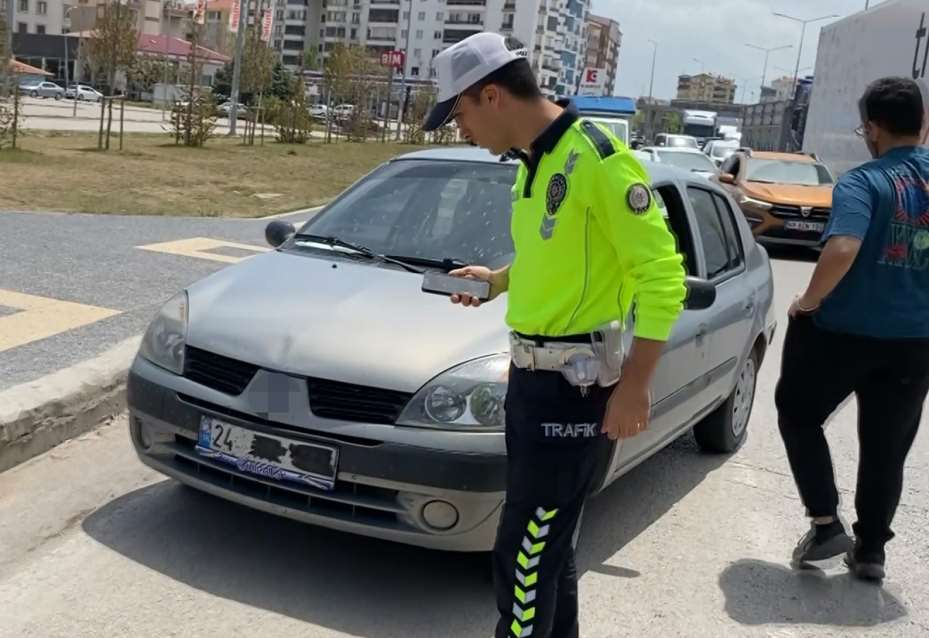 Plakasını bantla kapatıp yola çıktı, yakalanınca, "Cenazemiz var" dedi