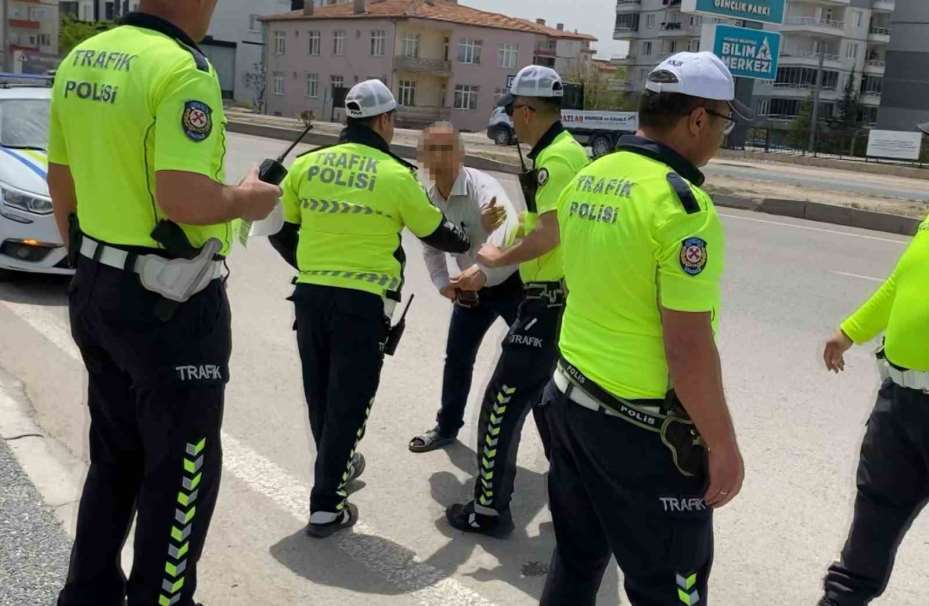 Plakasını bantla kapatıp yola çıktı, yakalanınca, "Cenazemiz var" dedi