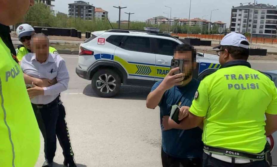 Plakasını bantla kapatıp yola çıktı, yakalanınca, "Cenazemiz var" dedi