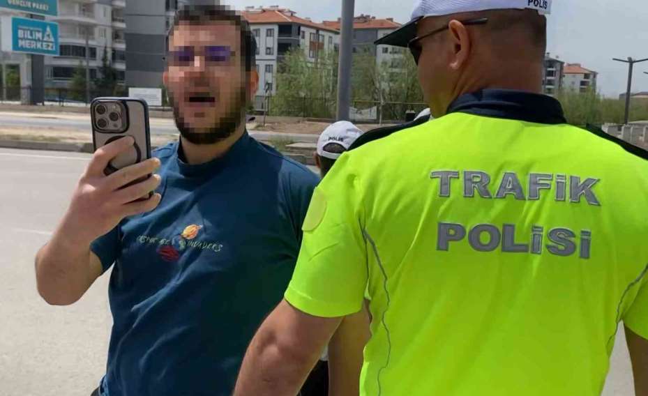 Plakasını bantla kapatıp yola çıktı, yakalanınca, "Cenazemiz var" dedi