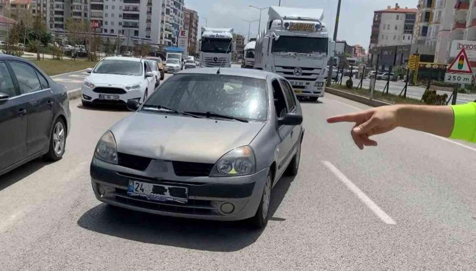 Plakasını bantla kapatıp yola çıktı, yakalanınca, "Cenazemiz var" dedi