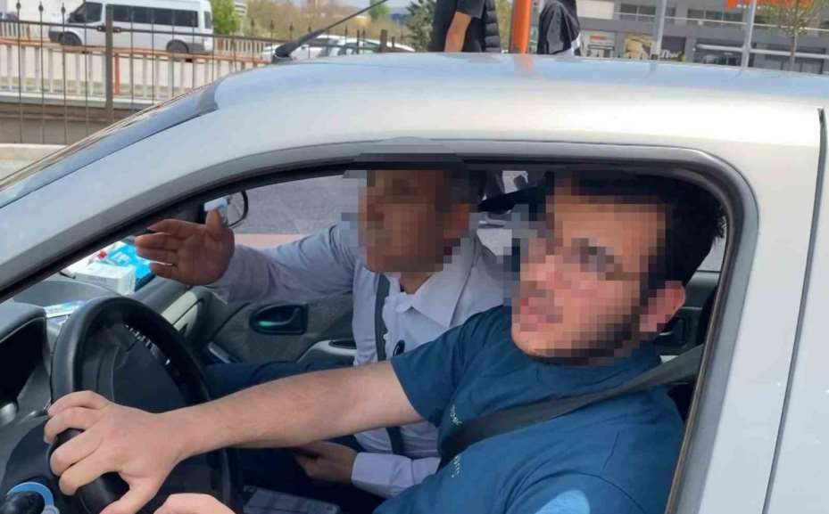 Plakasını bantla kapatıp yola çıktı, yakalanınca, "Cenazemiz var" dedi