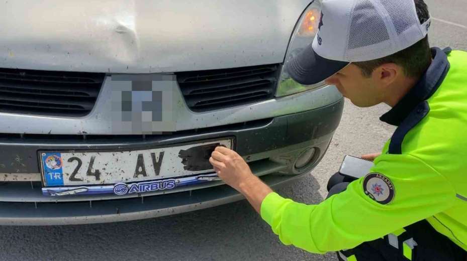 Plakasını bantla kapatıp yola çıktı, yakalanınca, "Cenazemiz var" dedi